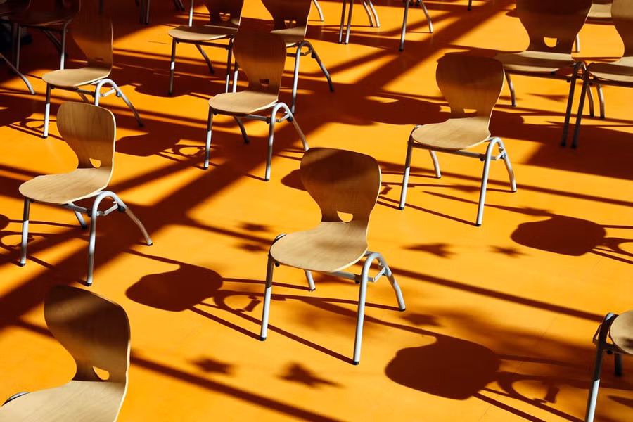  Nghiên cứu cũng cho thấy virus bám vào các hạt aerosol bay đi xa hơn nhiều so với khoảng cách an toàn 2 mét trong phòng kín.