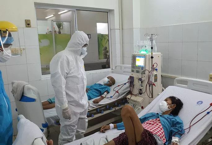 Thứ trưởng Bộ Y tế Nguyễn Trường Sơn thăm hỏi bệnh nhân Covid-19 - Ảnh: Lê Bảo Thứ trưởng Bộ Y tế Nguyễn Trường Sơn thăm hỏi bệnh nhân Covid-19 - Ảnh: Lê Bảo