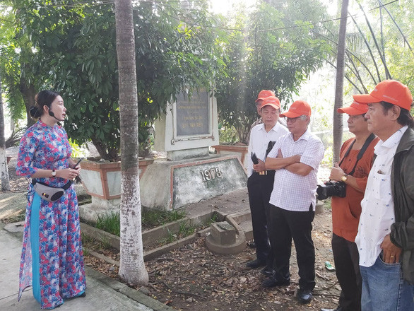 Khách du lịch tại điểm tham quan ở tại chùa Tôn Thạnh, tỉnh Long An trong tour kích cầu du lịch nội địa - Ảnh: N.BÌNH