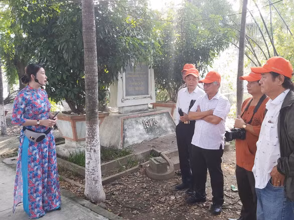 Khách du lịch tại điểm tham quan ở tại chùa Tôn Thạnh, tỉnh Long An trong tour kích cầu du lịch nội địa - Ảnh: N.BÌNH