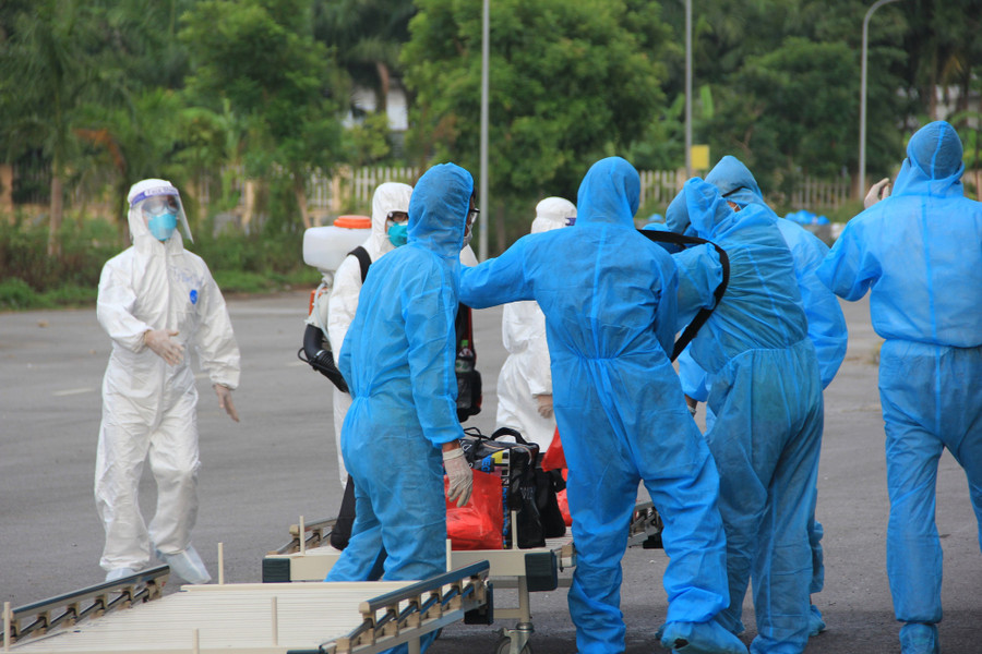 Lao động Việt Nam từ Guinea Xích Đạo trở về chiều 29/7 được cách ly và điều trị tại Bệnh viện Bệnh Nhiệt đới Trung ương