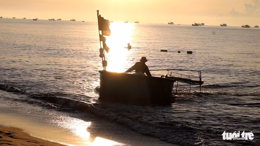 Rạng sáng, ngư dân lên thuyền đánh cá cho kịp buổi chợ sáng - Ảnh: THANH NGÂN