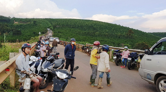 Vụ tai nạn khiến giao thông trên Tỉnh lộ 725 đoạn qua cầu Đan Mạch (xã Lộc Ngãi, huyện Bảo Lâm) bị ách tắc cục bộ gần 3 giờ đồng hồ.