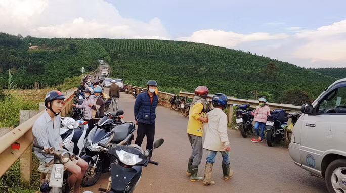 Vụ tai nạn khiến giao thông trên Tỉnh lộ 725 đoạn qua cầu Đan Mạch (xã Lộc Ngãi, huyện Bảo Lâm) bị ách tắc cục bộ gần 3 giờ đồng hồ.