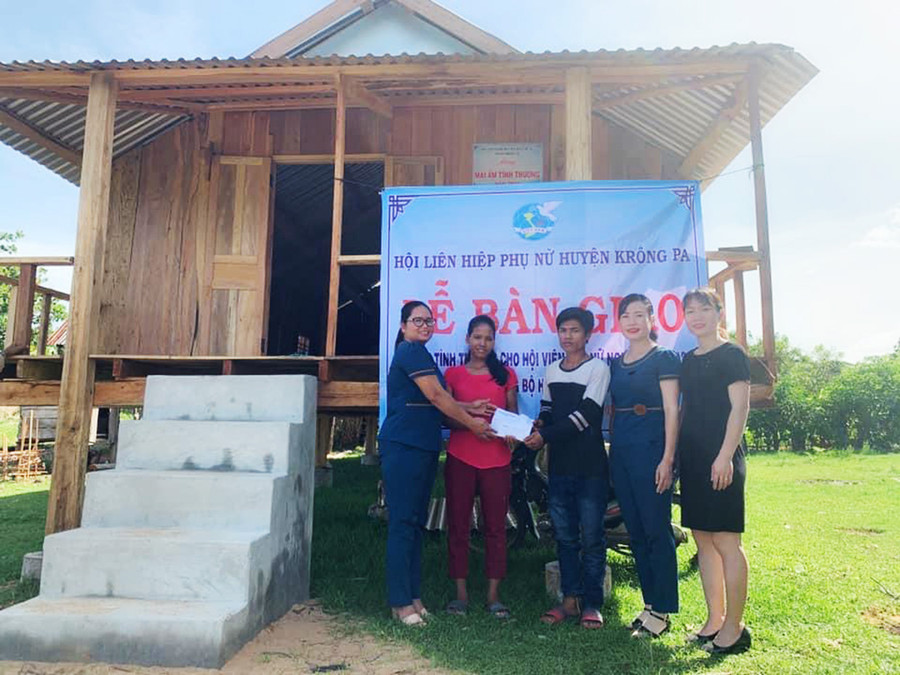 Ban Chấp hành Hội LHPN huyện Krông Pa trao nhà mái ấm tình thương cho chị...Ảnh.Vũ Chi