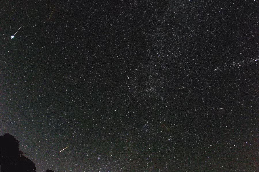 Một bức ảnh xếp chồng lên nhau chụp hai thiên thạch Kappa Cygnid (trên cùng bên trái) và chín thiên thạch Perseid, chụp ngày 12 và 13-8-2007. Ảnh: Aasnova.