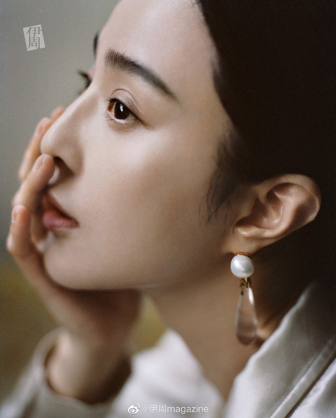 So sánh với ảnh Phạm Băng Băng xuất hiện trên tạp chí Bella (Trung Quốc), số tháng 8/2020, fancàng thêm ngưỡng mộ vẻ đẹp không tỳ vết của mỹ nhân họ Phạm.