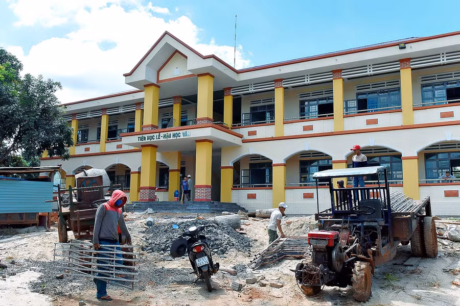 Thầy Nguyễn Văn Tuyến Hiệu trưởng nhà trường tiểu học Lơ Pang huyện Mang Yang cho biết, năm học 2020 – 2021 nhà trường được UBND huyện đầu tư gần 5 tỷ đồng xây dựng 8 phòng học mới, đáp ứng đủ nhu cầu học tập của các em học sinh. Ảnh: Đức Thụy