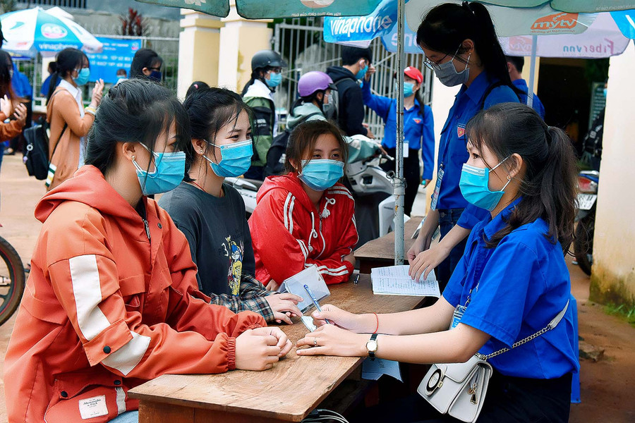 Hướng dẫn làm thủ tục dự thi cho các em học sinh và thông tin tư vấn tuyển sinh.