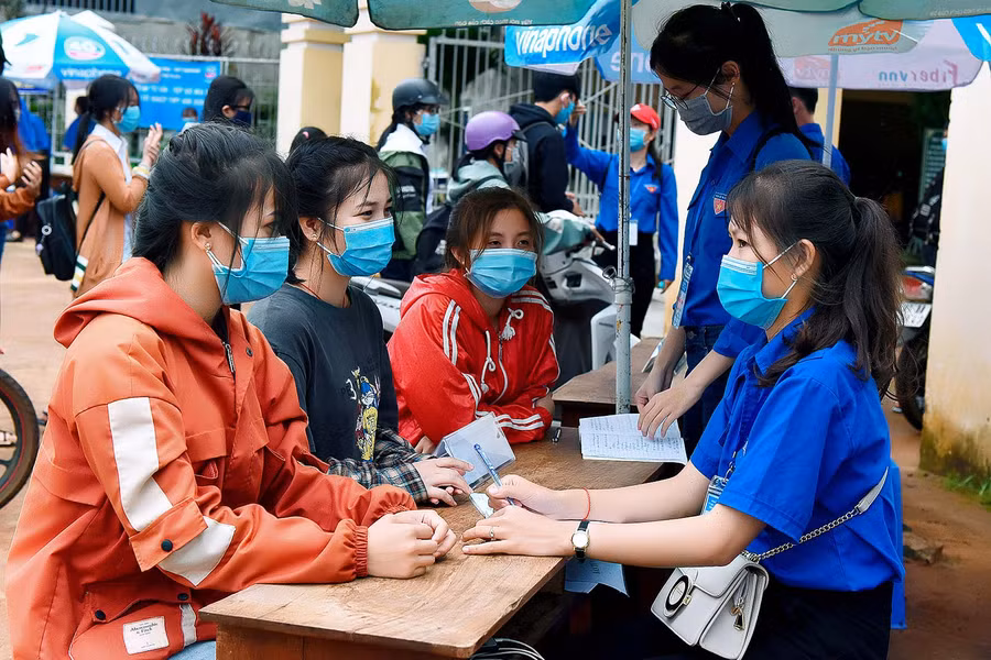 Hướng dẫn làm thủ tục dự thi cho các em học sinh và thông tin tư vấn tuyển sinh.