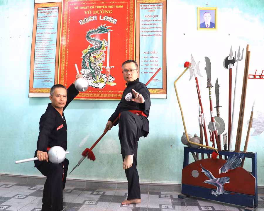 Anh Thái Văn Nhân (bên phải) và Thái Minh Quang kế tục truyền thống dòng họ Thái lưu truyền nghiệp võ. Ảnh: Ngọc Minh