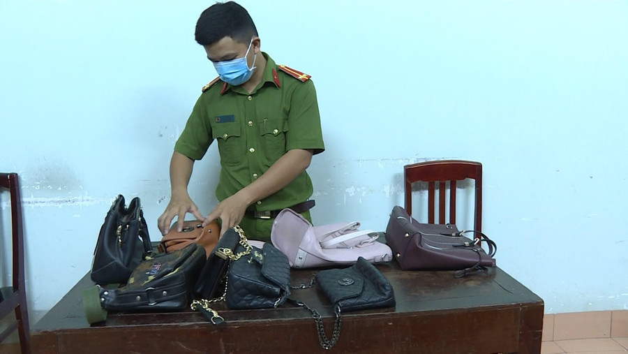  Cơ quan CSĐT CATP Quy Nhơn thu giữ nhiều tang vật do Dung trộm cắp.