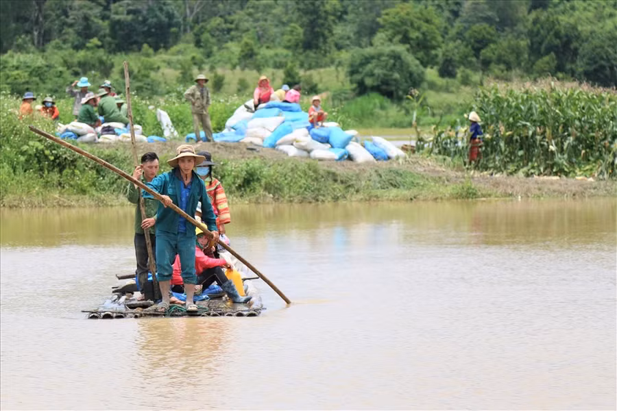 Chính quyền hai huyện M’Đrắk và Ea Kar đối thoại với người dân để trấn an tâm lý của bà con cũng như thông báo kế hoạch bồi thường, phải phóng mặt bằng toàn bộ khu vực kể trên trong thời gian đến. Riêng UBND huyện M’Đrắk đã chỉ đạo chính quyền xã thống kê thiệt hại về hoa màu của người dân tại 3 thôn trên để tiến hành hỗ trợ. Ảnh: Bảo Trung