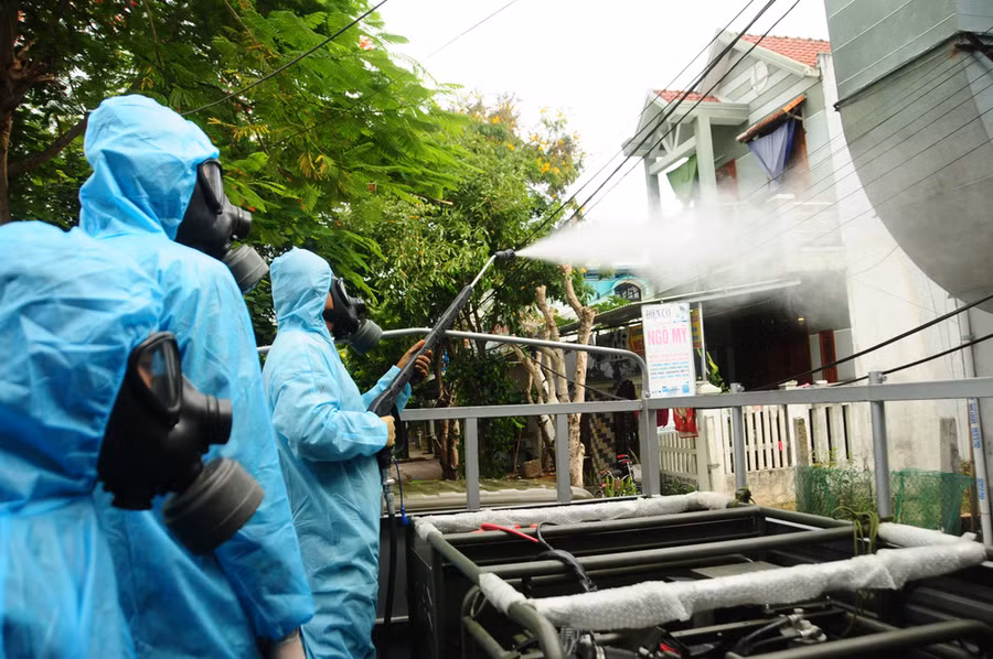 Đường vào ra, các ngõ ngách lẫn sân các gia đình đều được khử khuẩn kỹ càng - Ảnh: B.D