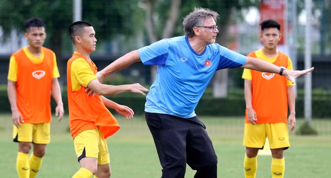 Xáo trộn nhân sự