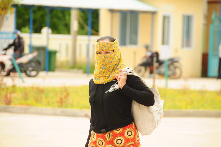 Người phụ nữ này tới Trường tiểu học Lương Thế Vinh để cách ly - Ảnh: B.D