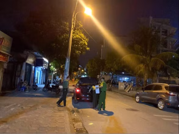 Khám xét nhà ông Nguyễn Anh Ngọc tối 13-7 - Ảnh: GIANG LONG