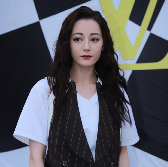 Địch Lệ Nhiệt Ba gây thất vọng vì mặt già, 