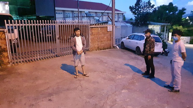 Công an đưa Tuấn đang thực nghiệm hiện trường ẢNH: GIA BÌNH