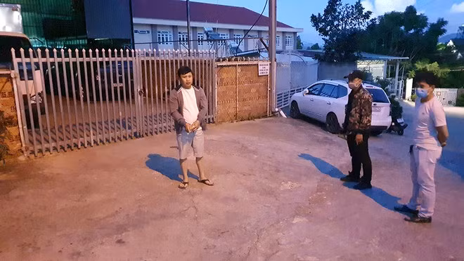 Công an đưa Tuấn đang thực nghiệm hiện trường ẢNH: GIA BÌNH