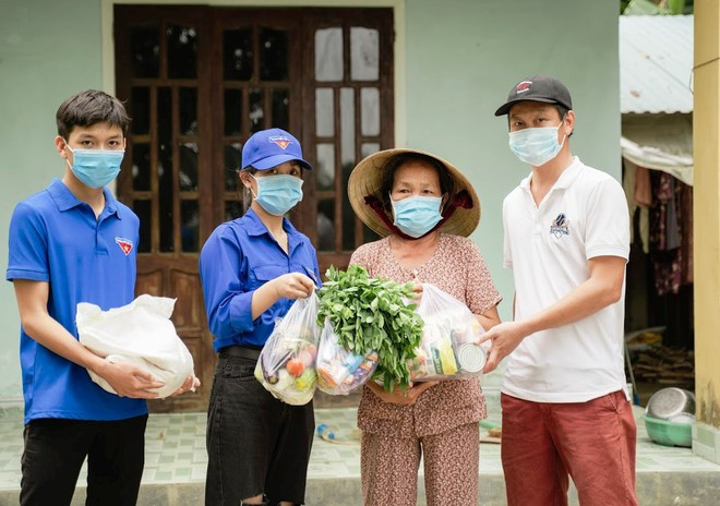 Nhiều bạn trẻ đã trao những phần quà cho các hộ dân ẢNH: NAM THỊNH