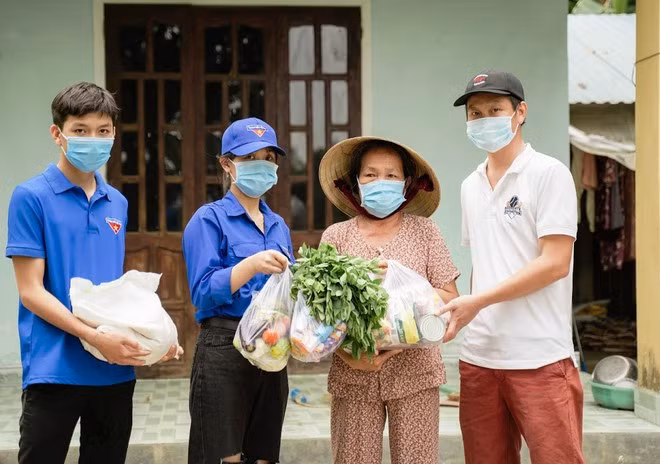 Nhiều bạn trẻ đã trao những phần quà cho các hộ dân ẢNH: NAM THỊNH