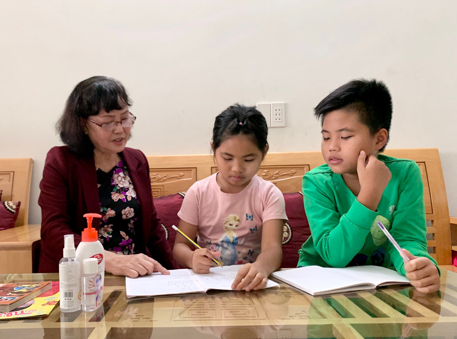 Bà Chu Thị Phụng (ngoài cùng bên trái)- ủng hộ 1 tấn gạo nhằm hỗ trợ người dân gặp khó khăn do dịch Covid-19 trong đợt 1 vừa qua. Ảnh: Như Nguyện