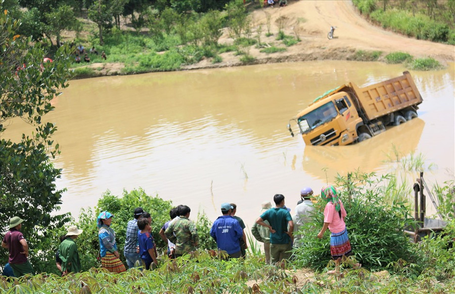 Khu vực lòng hồ kể trên có tổng diện tích lên đến 600ha, phần lớn nằm ở khu vực thôn 9,10,11 của xã Cư San thuộc huyện M’Đrắk (chiếm gần 430 ha); xã Cư Yang, Cư Bông thuộc huyện Ea Kar huyện (chiếm khoảng 170ha). Ảnh Bảo Trung Khu vực lòng hồ kể trên có tổng diện tích lên đến 600ha, phần lớn nằm ở khu vực thôn 9,10,11 của xã Cư San thuộc huyện M’Đrắk (chiếm gần 430 ha); xã Cư Yang, Cư Bông thuộc huyện Ea Kar huyện (chiếm khoảng 170ha). Ảnh Bảo Trung