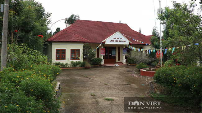 Bên ngoài của nhà văn hóa làng hoa Hà Đông, phường 8, TP Đà Lạt, tỉnh Lâm Đồng.