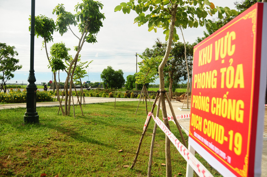Hàng rào cách ly bao quanh khu dân cư Lưu Minh - Ảnh: B.D