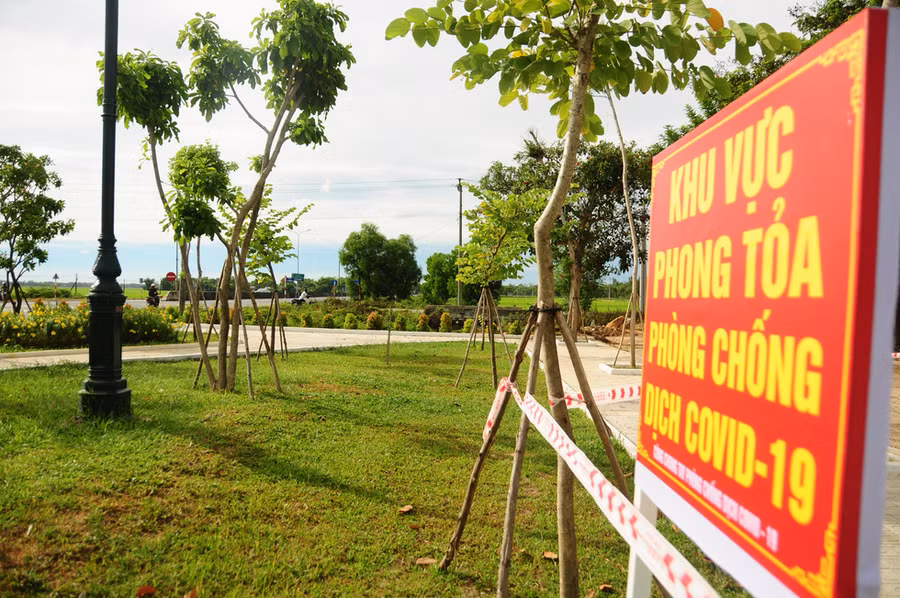 Hàng rào cách ly bao quanh khu dân cư Lưu Minh - Ảnh: B.D