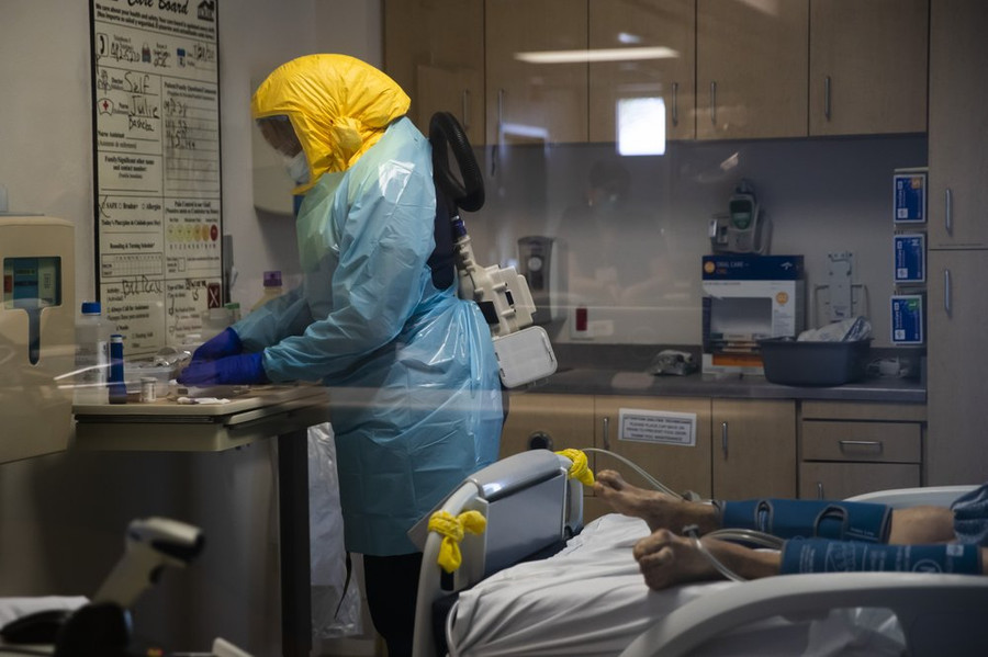  Y tá Kathe Olmstead tiêm vaccine thử nghiệm của Moderna cho cho tình nguyện viên Melissa Harting (bên trái) ở Harpersville, New York, Mỹ. Ảnh: AP.