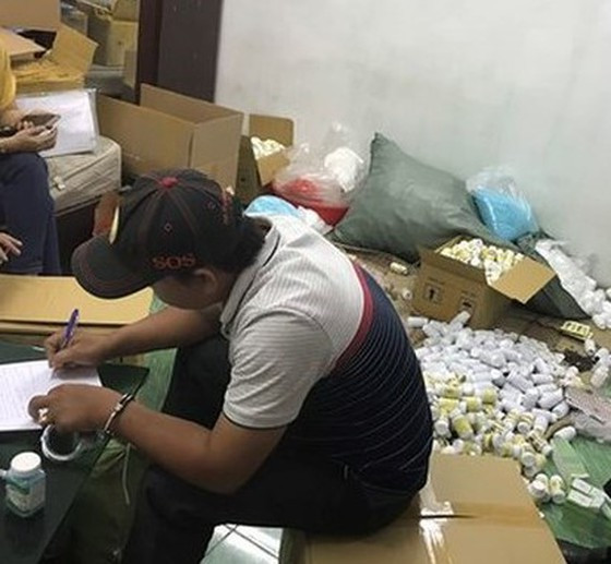 Một đối tượng trong đường dây sản xuất tân dược giả bị bắt quả tang cùng tang vật Một đối tượng trong đường dây sản xuất tân dược giả bị bắt quả tang cùng tang vật