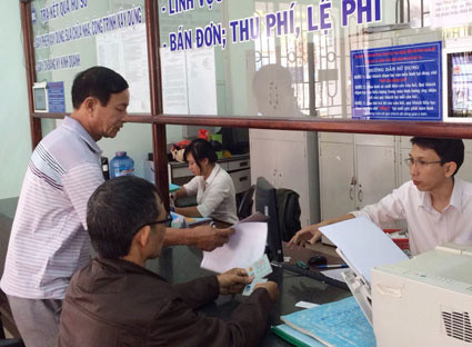 Người dân làm thủ tục đất đai tại bộ phận một cửa UBND TP.Vũng Tàu. Ảnh: T.L
