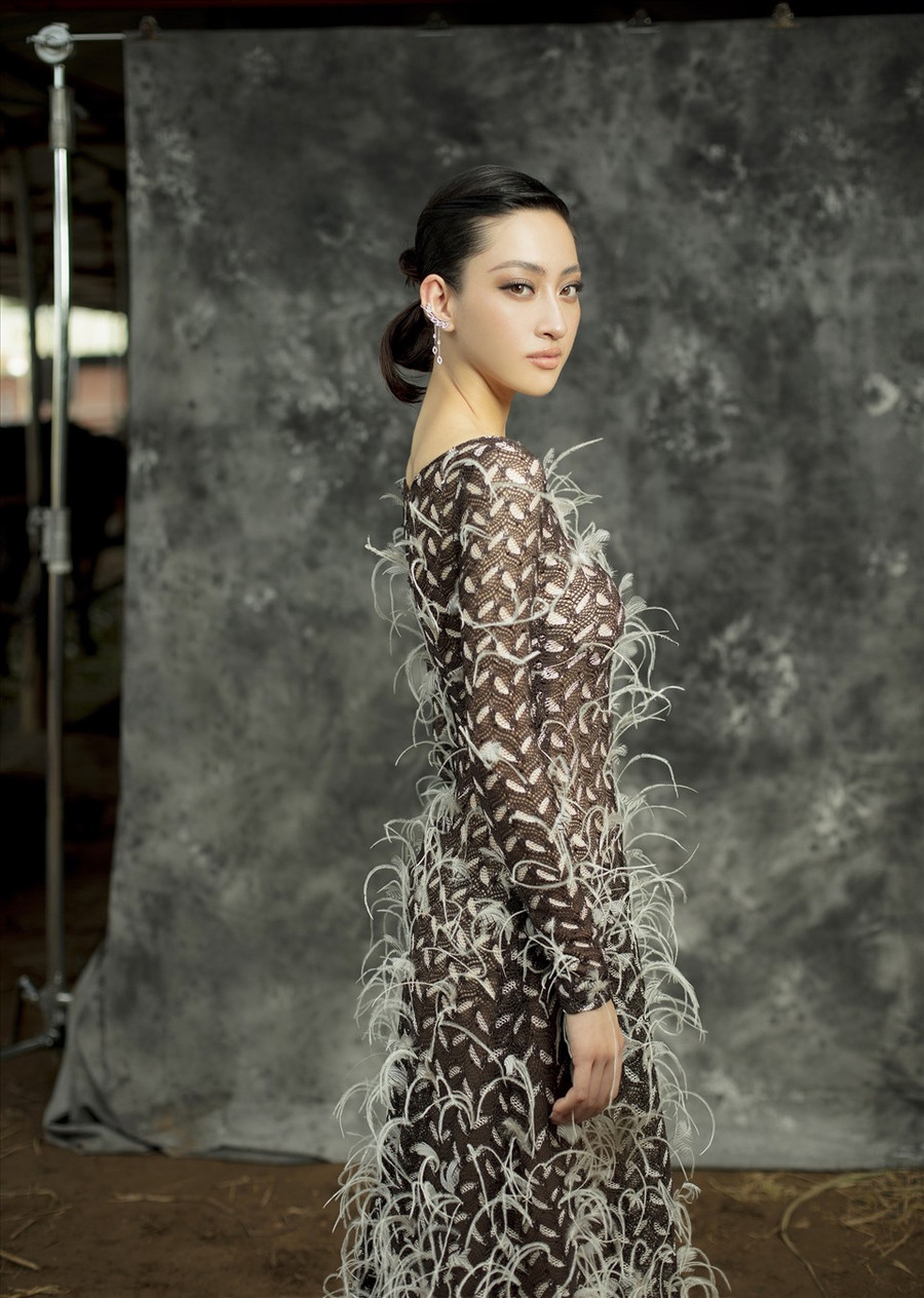 Nhìn lại 1 năm nhiệm kỳ, cái tên Lương Thuỳ Linh đã để lại nhiều dấu ấn tại các lĩnh vực khác nhau. Trở thành đại diện Việt Nam tại Miss World 2019, cô gây ấn tượng với hành trình của mình và đạt thành tích Top 12 chung cuộc. Ảnh: Tang Tang.