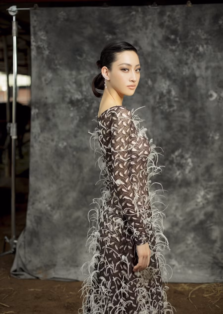 Nhìn lại 1 năm nhiệm kỳ, cái tên Lương Thuỳ Linh đã để lại nhiều dấu ấn tại các lĩnh vực khác nhau. Trở thành đại diện Việt Nam tại Miss World 2019, cô gây ấn tượng với hành trình của mình và đạt thành tích Top 12 chung cuộc. Ảnh: Tang Tang.