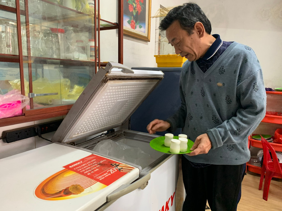 Ông Phạm Lành-Chủ quán Yaourt Thủy vẫn ngày ngày duy trì hoạt động của quán như gìn giữ ký ức. Ảnh: Phương Linh