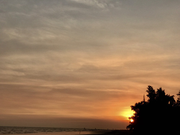 Khoảnh khắc hoàng hôn lãng mạn bên bờ biển - Ảnh: LÊ THÚY