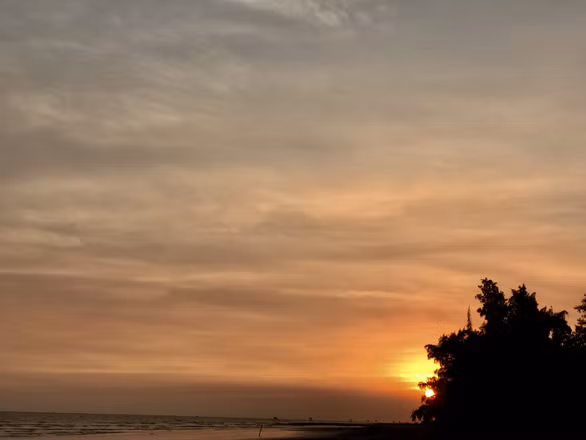 Khoảnh khắc hoàng hôn lãng mạn bên bờ biển - Ảnh: LÊ THÚY