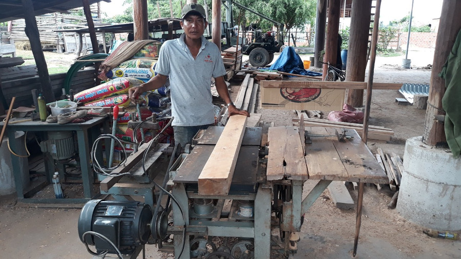Anh Hiao Quyên (buôn Biah B, xã Ia Tul, huyện Ia Pa) bên xưởng mộc của gia đình. Ảnh: Minh Nguyễn  Anh Hiao Quyên (buôn Biah B, xã Ia Tul, huyện Ia Pa) bên xưởng mộc của gia đình. Ảnh: M.N