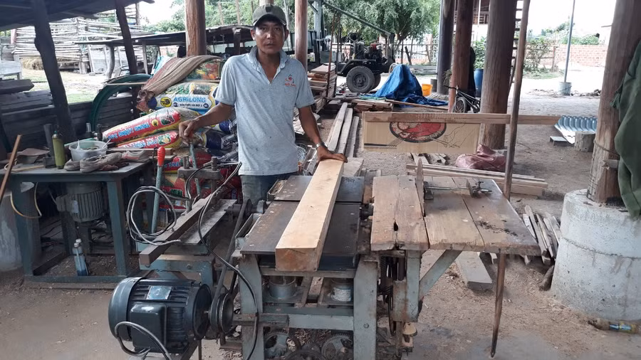  Anh Hiao Quyên (buôn Biah B, xã Ia Tul, huyện Ia Pa) bên xưởng mộc của gia đình. Ảnh: M.N