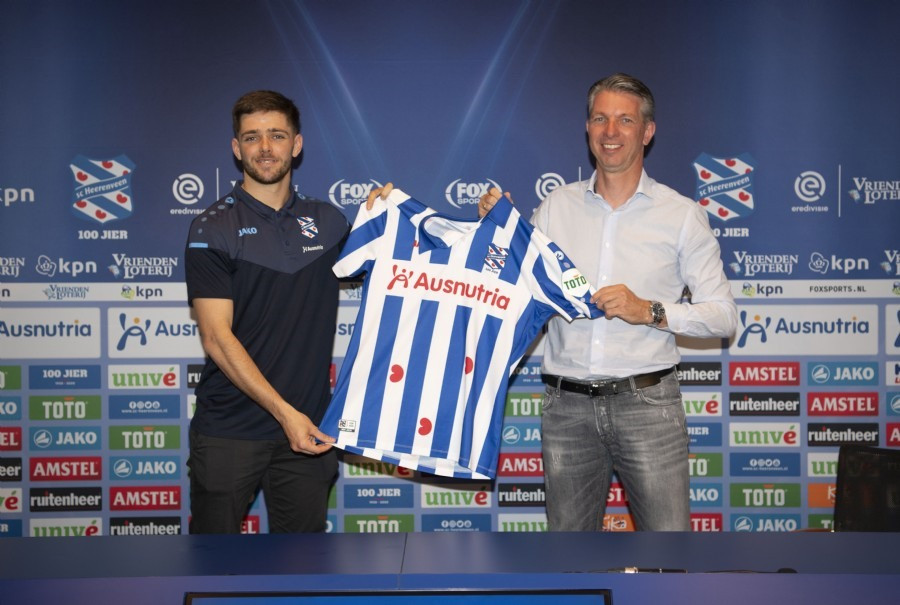Giám đốc kỹ thuật Gerry Hamstra và Joaquin Fernandez trong ngày ký kết hợp đồng. Ảnh: SC Heerenveen