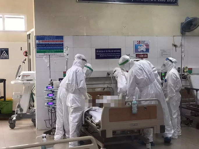 Các y bác sĩ Bệnh viện Bạch Mai tham gia điều trị cho 1 bệnh nhân Covid-19 tại bệnh viện dã chiến Hòa Vang. Ảnh: Thạch Thế