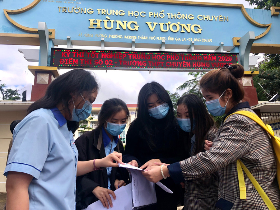 Thí sinh tại điểm thi Trường THPT chuyên Hùng Vương đang trao đổi thông tin về đề thi môn Ngoại ngữ. Ảnh :Ngọc Thu