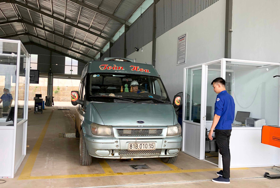 Nhân viên Công ty TNHH Đăng kiểm Cao Nguyên kiểm định phương tiện xe khách loại 16 chỗ ngồi. Ảnh: Lê Hòa Nhân viên Công ty TNHH Đăng kiểm Cao Nguyên 81-05D kiểm định phương tiện xe khách loại 16 chỗ ngồi. Ảnh: Lê Hòa