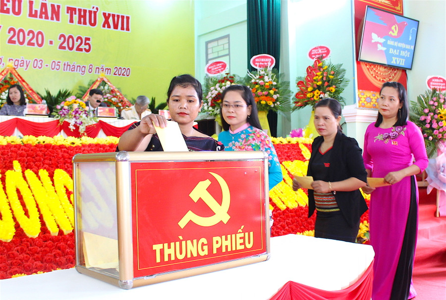 Đại hội bỏ phiếu bầu Đoàn đại biểu dự Đại hội đại biểu Đảng bộ tỉnh Gia Lai lần thứ XVI. Ảnh: Thi Minh