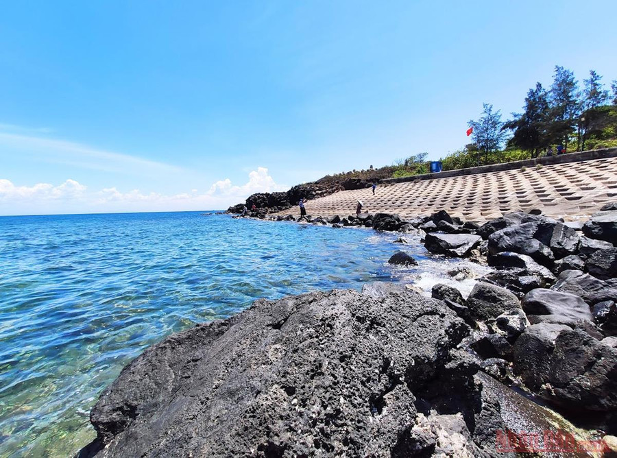 Bờ kè đảo Cồn Cỏ đây là điểm du lịch tự nhiên đẹp nhất đảo, nơi đón tia nắng đầu tiên trên đảo. (Ảnh: MINH DUY) 