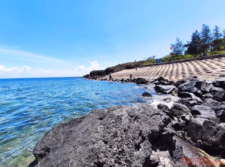 Bờ kè đảo Cồn Cỏ đây là điểm du lịch tự nhiên đẹp nhất đảo, nơi đón tia nắng đầu tiên trên đảo. (Ảnh: MINH DUY) 