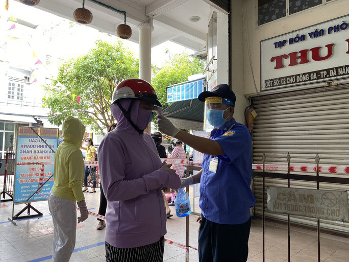 Tại chợ Đống Đa, việc thực hiện đi chợ bằng phiếu cũng nghiêm ngặt