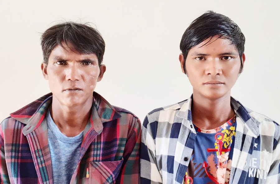 Hai đối tượng Dứk (trái) và Dưng tại cơ quan Công an. Ảnh: Văn Ngọc